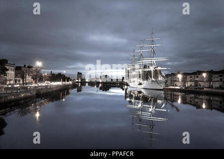 Cork, Irland. 19. Oktober 2016. Die norwegische tallship, Christian Radich liegt im Norden Custom House Quay in Cork. Stockfoto