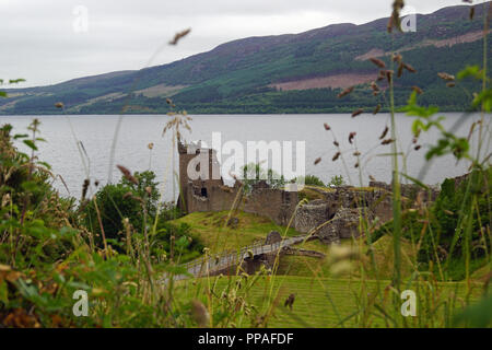 Urquhart Castle ist eine Burgruine auf dem Loch Ness. Die nächste Stadt ist Drumnadrochit, das etwa 2,7 km entfernt. Stockfoto