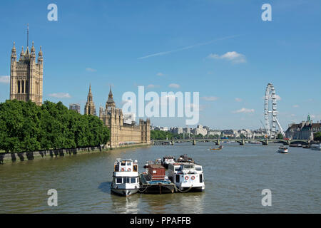 Blick von der Lambeth Brücke über die Themse, London, England, an den Houses of Parliament, die Westminster Bridge und das London Eye Stockfoto