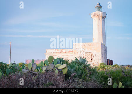 Capo Murro di Porco Leuchtturm und der 1-stöckigen Haus in Plemmirio, maddalena Halbinsel, Syrakus, Sizilien Stockfoto