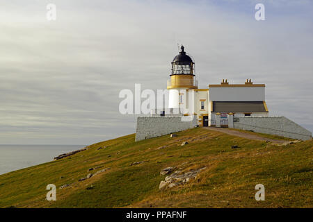 Stoer Leuchtturm ist ein komplett eingerichtetes Ferienhaus Leuchtturm auf Stoer Kopf, nördlich von Lochinver, Sutherland, North West Schottland entfernt. Stockfoto