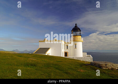 Stoer Leuchtturm ist ein komplett eingerichtetes Ferienhaus Leuchtturm auf Stoer Kopf, nördlich von Lochinver, Sutherland, North West Schottland entfernt. Stockfoto