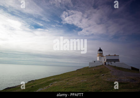 Stoer Leuchtturm ist ein komplett eingerichtetes Ferienhaus Leuchtturm auf Stoer Kopf, nördlich von Lochinver, Sutherland, North West Schottland entfernt. Stockfoto