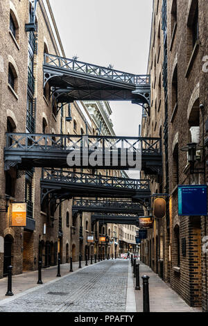 Die strasse Shad Thames und den verbindenden Brücken, Southwark, London, England, UK. Stockfoto