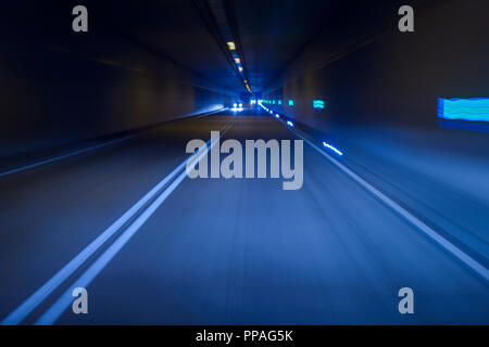 Autos fahren im Tunnel bei Nacht, Deutschland Stockfoto