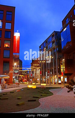 TALLINN, Estland - 30. AUGUST 2018: Moderne Architektur in Rotermann Viertel am Abend Stockfoto