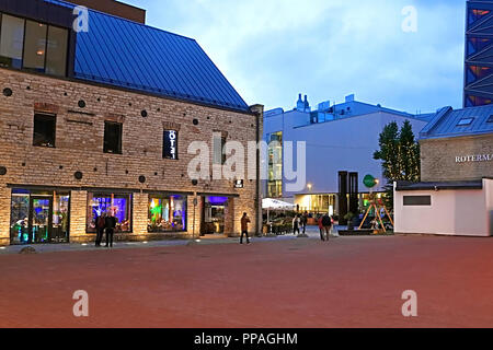 TALLINN, Estland - 29. AUGUST 2018: alte und moderne Architektur von rotermann Viertel am Abend Stockfoto