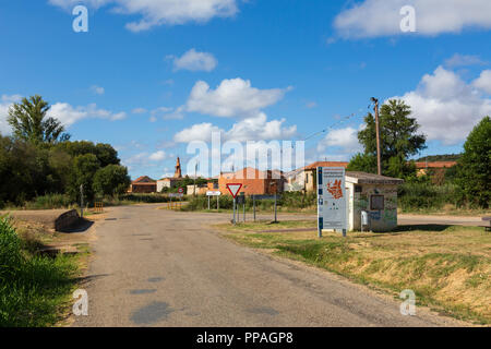 CAMINO DE SANTIAGO, Spanien - 8 August, 2018 - Auf dem Weg von St. James, in Santibáñez de Valdeiglesias Stockfoto