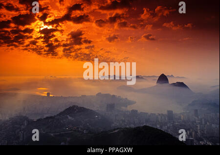 Sonnenaufgang über Rio, gesehen von Christus Redema, Rio, Rio De Janero Zustand, Brasilien, Südamerika. Stockfoto