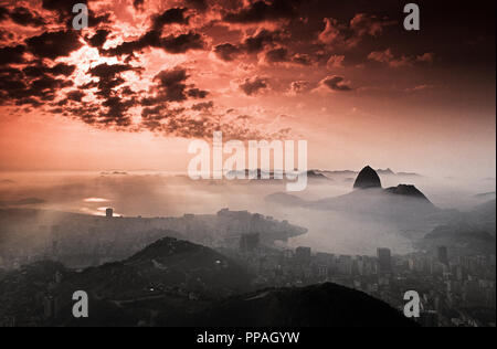 Sonnenaufgang über Rio, gesehen von Christus Redema, Rio, Rio De Janero Zustand, Brasilien, Südamerika. Stockfoto