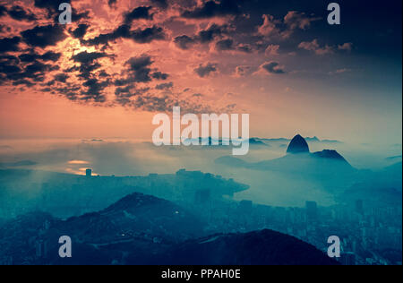 Sonnenaufgang über Rio, gesehen von Christus Redema, Rio, Rio De Janero Zustand, Brasilien, Südamerika. Stockfoto