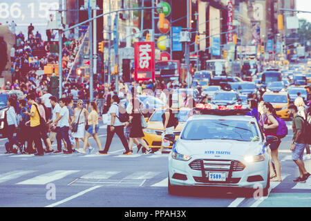 NEW YORK - September 2, 2018: Polizei NYPD am Times Square die touristischen Schnittpunkt von Neon Kunst und Kommerz und ist eine Ikone Straße von New York C Stockfoto