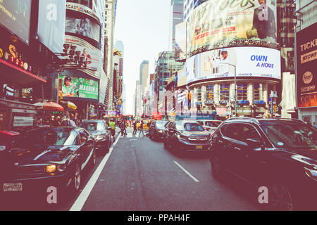 NEW YORK CITY, USA - 16. SEPTEMBER 2018: Times Square, ist ein belebter touristischer Schnittpunkt von Neon Kunst und Kommerz und ist eine Ikone Street von New York City Stockfoto