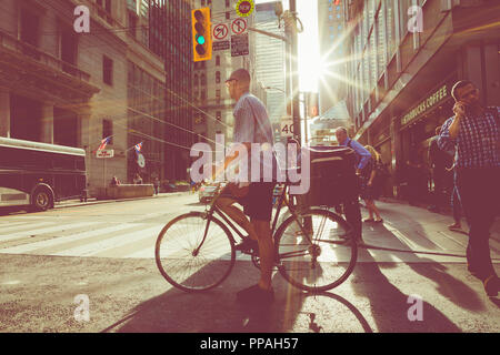 TORONTO, KANADA - 17. SEPTEMBER 2018: Rush Hour in Toronto Downtown, viele Menschen auf der Straße. Sonnenuntergang mit Sun Flares. Stockfoto