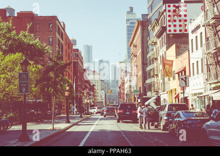 NEW YORK - September 2, 2018: New York City Straße Straße in Manhattan am Sommer, viele Autos, gelbe Taxis und beschäftigt Menschen gehen zu arbeiten. Stockfoto