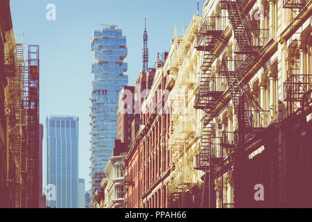 NEW YORK - September 2, 2018: New York City Straße Straße in Manhattan am Sommer, viele Autos, gelbe Taxis und beschäftigt Menschen gehen zu arbeiten. Stockfoto