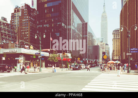 NEW YORK - September 2, 2018: New York City Straße Straße in Manhattan am Sommer, viele Autos, gelbe Taxis und beschäftigt Menschen gehen zu arbeiten. Stockfoto