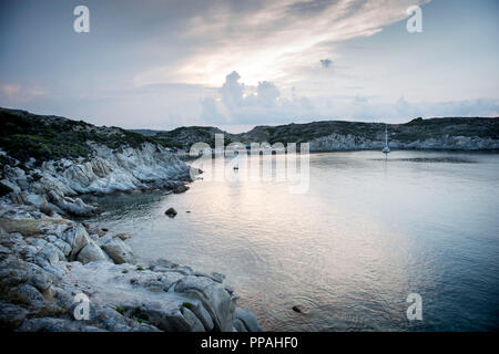 Klippen in der Nähe von Kalamitsi Beach, Sithonia Chalkidiki Griechenland Stockfoto