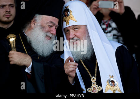 Patriarch von Alexandria, Theodoros II alle Afrika spricht mit Patriarch Kyrill von Moskau und ganz Russland auf dem Roten Platz in Moskau, Russland Stockfoto