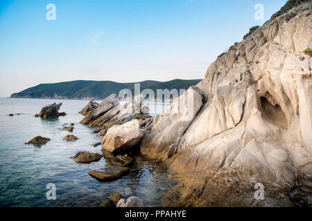 Klippen in der Nähe von Kalamitsi Beach, Sithonia Chalkidiki Griechenland Stockfoto