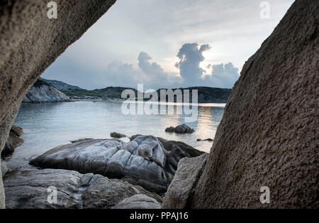 Klippen in der Nähe von Kalamitsi Beach, Sithonia Chalkidiki Griechenland Stockfoto