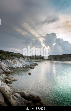 Klippen in der Nähe von Kalamitsi Beach, Sithonia Chalkidiki Griechenland Stockfoto