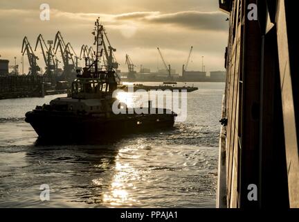 Georgien (Aug. 22, 2018) ein schubschiff unterstützt die Speerspitze-Klasse expeditionary schnellen Transport ship USNS Carson City (T-EPF 7) als das Schiff in Poti, Georgien, 22.08.2018 eintrifft. Carson City ist die siebte von neun Expeditionary schnellen Transport von Schiffen im Bestand Military Sealift Command mit einem primären Mission des Zur schnellen Transport von militärischem Gerät und Personal in Theater über seine 20.000-Quadratfuß-Rekonfigurierbaren Mission Bay Area und Platz für 312 Passagiere. Stockfoto