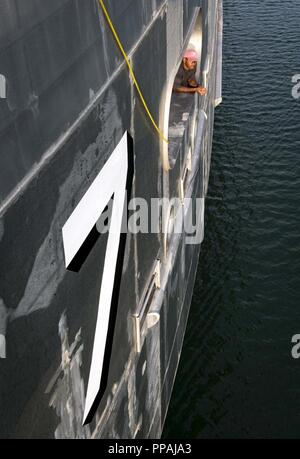 Georgien (Aug. 22, 2018) öffentlichen Dienst mariner Bryson Tazewell, zugeordnet zu der Speerspitze-Klasse expeditionary schnellen Transport ship USNS Carson City (T-EPF 7), Uhren, wie das Schiff in Poti, Georgien, 22.08.2018 eintrifft. Carson City ist die siebte von neun Expeditionary schnellen Transport von Schiffen im Bestand Military Sealift Command mit einem primären Mission des Zur schnellen Transport von militärischem Gerät und Personal in Theater über seine 20.000-Quadratfuß-Rekonfigurierbaren Mission Bay Area und Platz für 312 Passagiere. Stockfoto