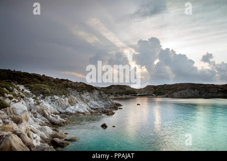 Klippen in der Nähe von Kalamitsi Beach, Sithonia Chalkidiki Griechenland Stockfoto