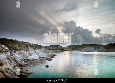 Klippen in der Nähe von Kalamitsi Beach, Sithonia Chalkidiki Griechenland Stockfoto