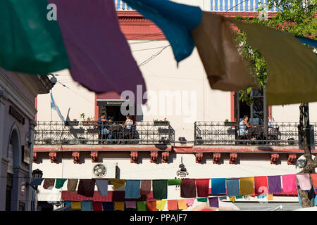 Balkone der berühmten "Amici Miei" Restaurant an der Plaza Dorrego. San Telmo, Buenos Aires, Argentinien. Stockfoto