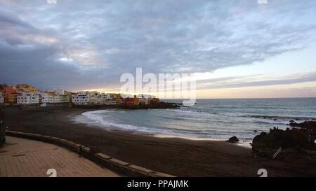 Blick auf die bunten Häuser von Punta Brava Playa Jardin Strand in Puerto de la Cruz, Teneriffa, Kanarische Inseln, Spanien. Stockfoto