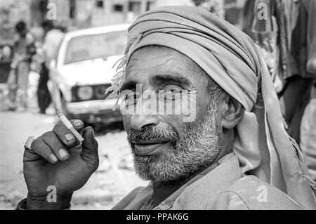 Porträt eines Mannes, das Rauchen einer Zigarette. Palästinensische Flüchtlingslager von Sabra und Shatila, Beirut, Libanon 1998. Stockfoto