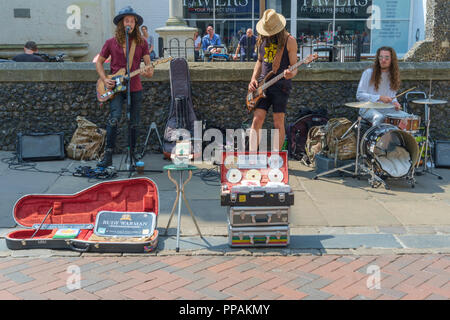 Musiker spielen auf Canterbury High Street, Canterbury, Kent, England, UK. Stockfoto