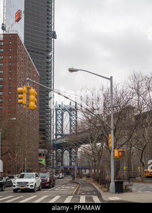 Manhattan Bridge aus der Lower East Side Street gesehen Stockfoto