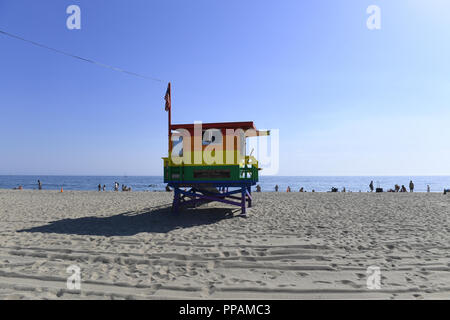 Beach Hut lackiert in Stolz Farben auf Venice Beach, Los Angeles, Kalifornien, USA Stockfoto