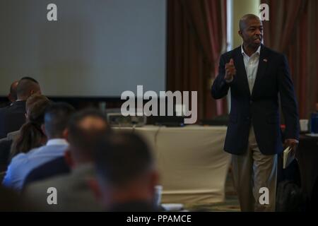 Us Marine Corps SgtMaj. Troy Kerben, Sergeant Major des 8. Marine Corps Bezirk, gibt eine leidenschaftliche Rede über das, was ein Marine Führer in seiner Rede an die 8412 Symposium in Galveston, Texas, 28. August 2018 sein sollte. Das Symposium bringt 8. Marine Corps Bezirk Karriere Recruiter zusammen den Verstand, den Körper und den Geist der individuelle Karriere Recruiter durch Erhaltung Schulung und Weiterbildung Praktiken zu entwickeln. Stockfoto