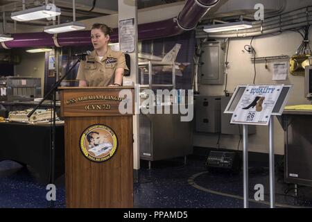 Ozean (Aug. 29, 2018) Chief Aviation Ordnanceman Gretchen Jackson spricht während der Frauen die Gleichheit Feier im aft Chaos Deck der Nimitz-Klasse Flugzeugträger USS Abraham Lincoln (CVN 72). Abraham Lincoln ist unterwegs mit Carrier Strike Group 12 (CSG 12) Durchführung von Funktionsprüfung-1 (OT-1) für die F-35C Lightning II Joint Strike Fighter. Stockfoto