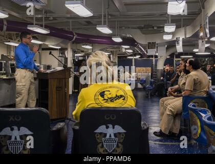 Ozean (Aug. 29, 2018) Kapitän Putnam H. Browne, kommandierender Offizier der Nimitz-Klasse Flugzeugträger USS Abraham Lincoln (CVN 72), spricht während der Frauen die Gleichheit Feier auf dem Achterdeck Chaos Decks. Abraham Lincoln ist unterwegs mit Carrier Strike Group 12 (CSG 12) Durchführung von Funktionsprüfung-1 (OT-1) für die F-35C Lightning II Joint Strike Fighter. Stockfoto