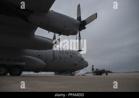 Senior Airman Brandon M. Acks, Crew Chief in die 179Th Airlift Wing Instandhaltungsgruppe zugeordnet, Minen die C-130H Hercules mit flüssigem Sauerstoff (LOX) August 30, 2018, an der 179th Airlift Wing, Mansfield, Ohio. Die C-130H Hercules fasst 24 Liter LOX und wird verwendet, um Luft Crew zu gewährleisten haben Sauerstoff beim Fliegen in großer Höhe. Stockfoto