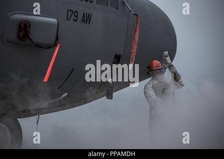 Senior Airman Brandon M. Acks, Crew Chief in die 179Th Airlift Wing Instandhaltungsgruppe zugeordnet, Minen die C-130H Hercules mit flüssigem Sauerstoff (LOX) August 30, 2018, an der 179th Airlift Wing, Mansfield, Ohio. Die C-130H Hercules fasst 24 Liter LOX und wird verwendet, um Luft Crew zu gewährleisten haben Sauerstoff beim Fliegen in großer Höhe. Stockfoto