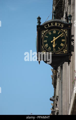 Big Clerys Uhr an der Wand auf der O'Connell Street in Dublin, Republik von Irland Stockfoto