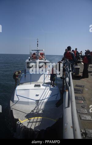 Ozean (Aug. 29, 2018) Segler ein Wassertaxi zu den geführten-missile Cruiser USS Vella Golf (CG72) abfahren. Vella Golf wird derzeit die Durchführung von Meer Studien in den Atlantischen Ozean. Stockfoto