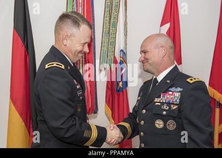 Generalleutnant Christopher Cavoli, rechts, kommandierender General der US Army Europe gratuliert Brig. Gen. Todd Wasmund, dem Stellvertretenden Kommandierenden Generals (DCG) der US Army Europe Mission Befehl Element und DCG für Unterstützung für die 1.Infanterie Division, zu seiner Beförderung während seiner Promotion Zeremonie an der U.S. Army Europe Headquarters in Wiesbaden, Deutschland, Sept. 4, 2018 statt zum Brigadier General. Stockfoto