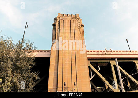 Mit Blick auf die Ost-west-, die 'Wächter der Traffic' Art Deco gestaltet Sandstein pylon ist einer von vier ziert die Hoffnung Memorial Bridge in Cleveland, Ohio, USA Stockfoto
