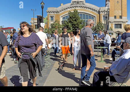 Clevelanders genießen Sie Anfang Herbst Sonnenschein am Marktplatz gegenüber dem Westen während des jährlichen Ohio City Street Fair. Stockfoto