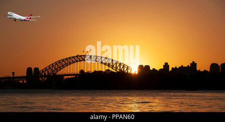 Sydney, New South Wales, Australien - Oktober 11. 2015: Qantas Passagierflugzeugen Abreise mit der Sydny Harbour Bridge in Silhouette. Stockfoto