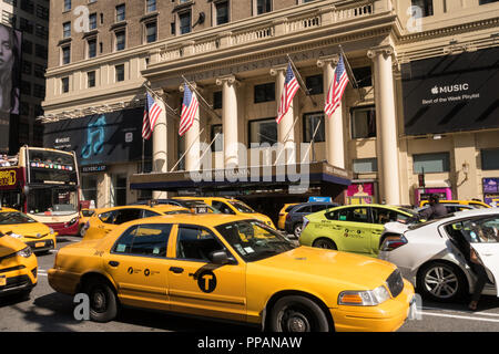 Taxis und Verkehr vor dem Hotel Pennsylvania, Seventh Avenue, New York, USA Stockfoto