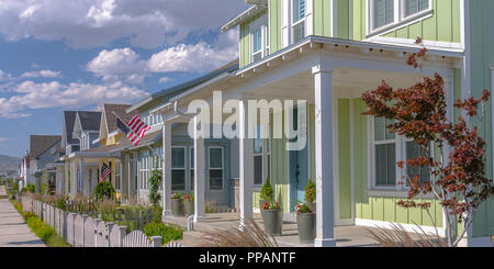 Reihe der Häuser mit Fahnen in Daybreak Utah Stockfoto
