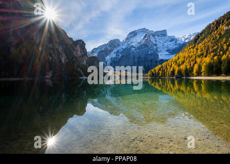 See mit Sun Croda del Becco, Seekofel, im See im Herbst reflektiert, Pragser See, Lago di Braies, Pragser Wildsee, Provinz Bozen, Bozen Provinz, Stockfoto